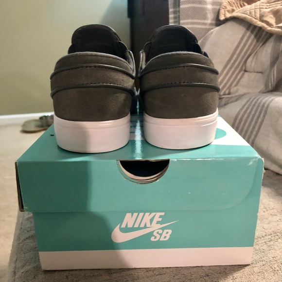 Nike slip on sneaker - Picture 5 of 7